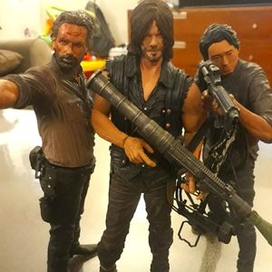 Mcfarlane THE WALKING DEAD action figure lot.